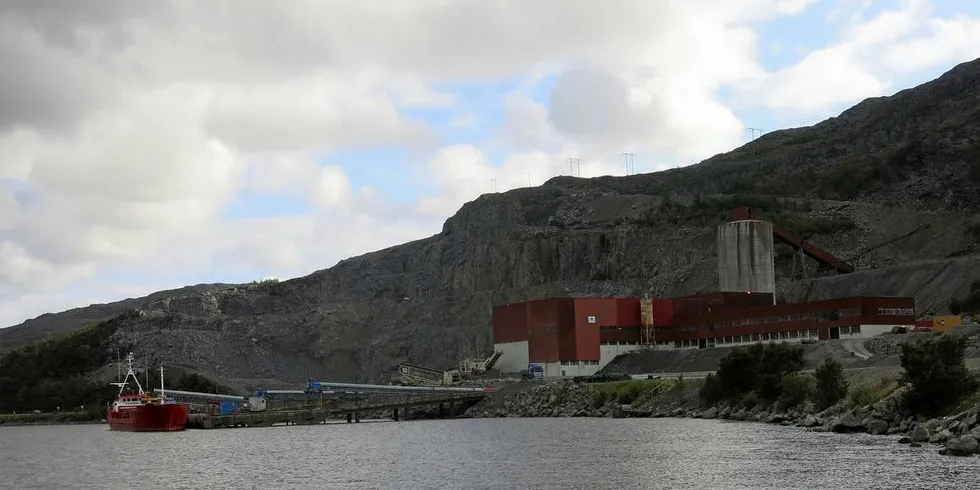 MÅ HA DRIFTSKONSESJON: Repparfjorden i Kvalsund. Her var det gruvedrift fra 1972 til 1978. Nå vil gruveselskapet Nussir starte opp med utvinning av kobber. Det som gjenstår nå er at Direktoratet for mineralforvaltning utsteder en driftskonsesjon til selskapet.Foto: Agnar Berg