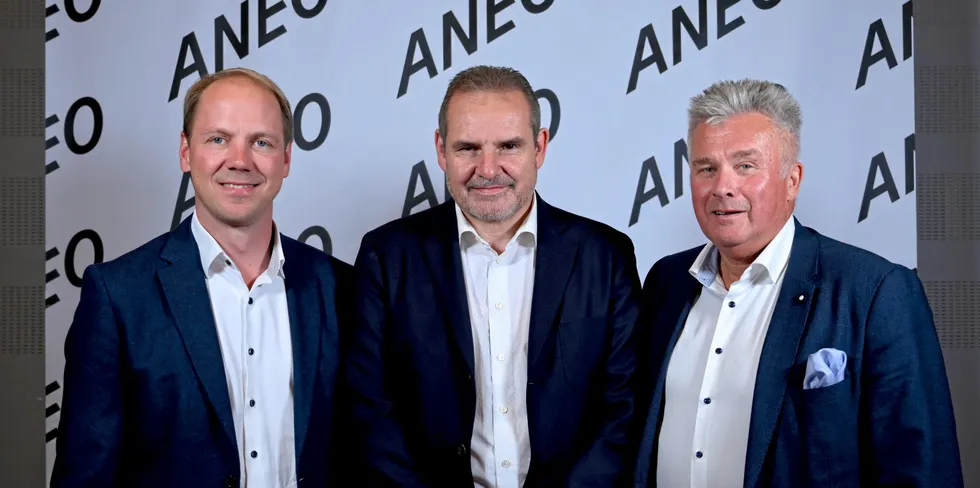 Her er HitecVision-seniorpartner Jon Vatnaland (til v) avbildet sammen med Trønderenergis Ståle Gjersvold og Odd Inge Mjøen - avbildet foran logoen til sitt nye fornybarselskap «Aneo».