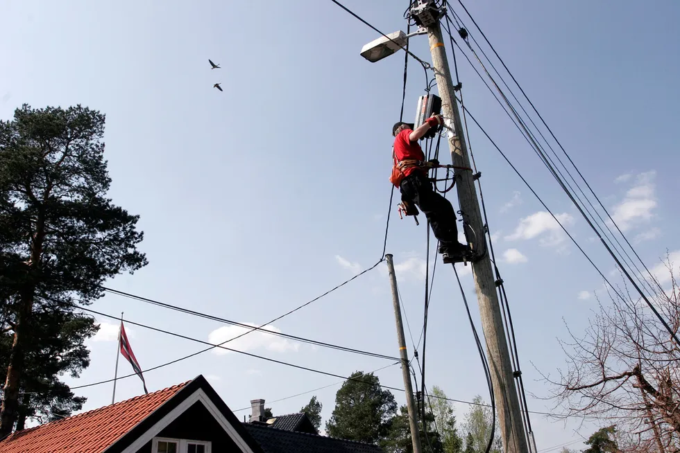 Konkurransen om å levere bredbåndstjenester er for dårlig, skriver artikkelforfatteren.