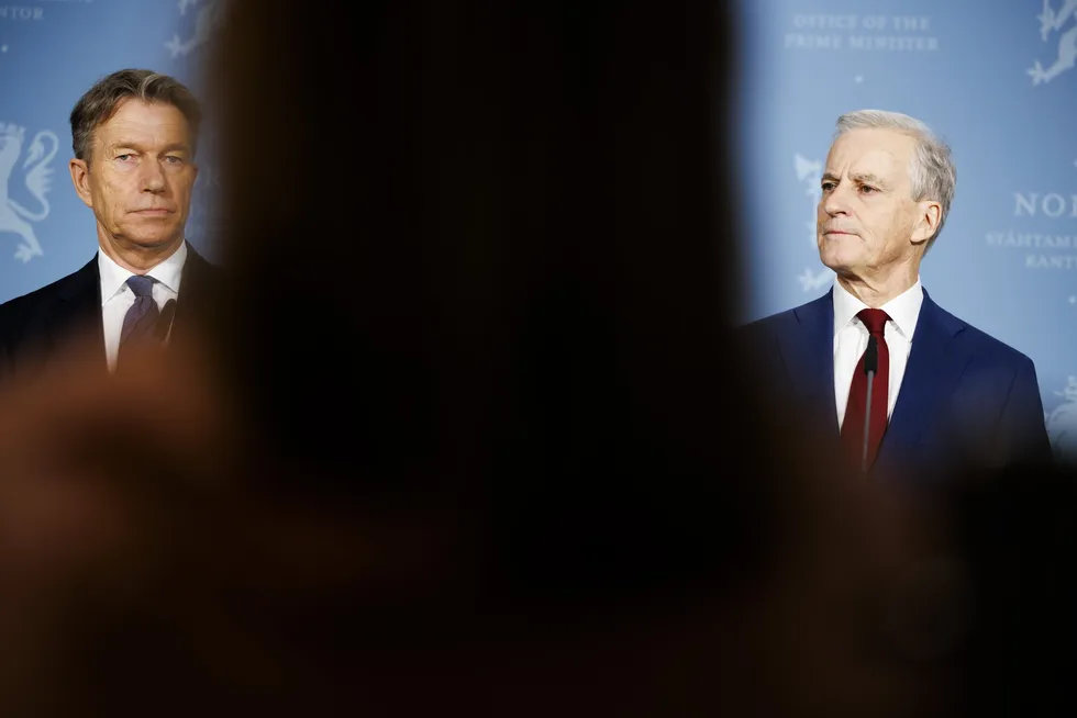 Statsminister Jonas Gahr Støre (til høyre) og energiminister Terje Aasland setter på bremsen på havvind. Her fra pressekonferansen om strøm nylig.