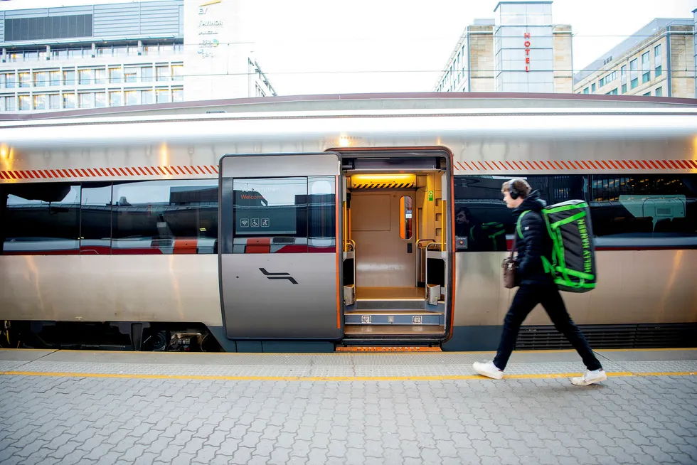 Bane Nor og Flytoget krangler om regningen etter saltstrøing på plattformen på Oslo S.