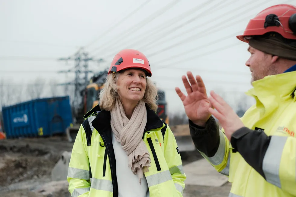 CFO i Statnett, Cathrine Lund Larsen, besøkte nylig Ulven transformatorstasjon i Oslo hvor hun ble vist rundt på byggeplassen av Morten Birger Karlsen.