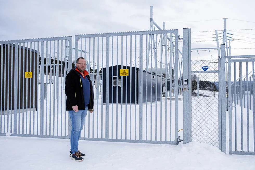 Lars Hofstad er sjef i Røros E-verk Nett. 64 av 76 nettselskaper måles opp mot hvordan Røros-selskapet presterer, når inntektsrammen bestemmes.