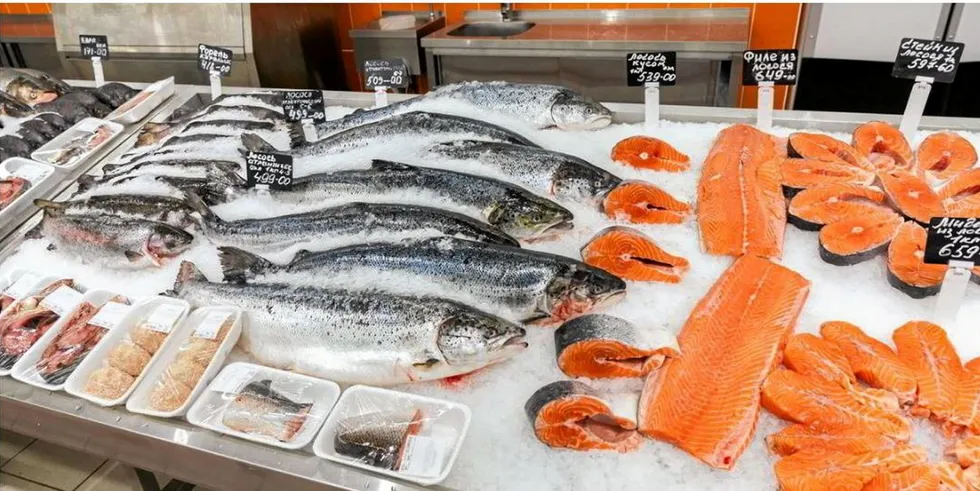 Laks i fiskedisk i russisk supermarknad.