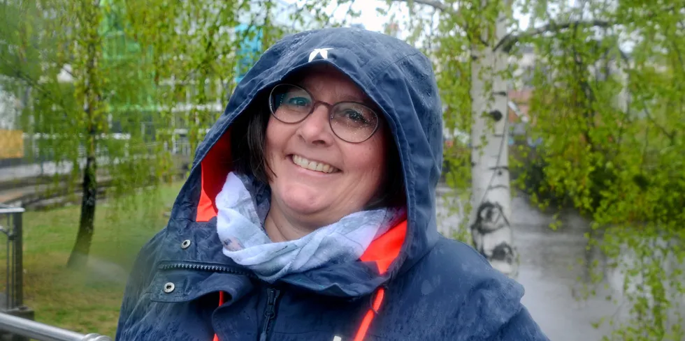 Det bøttet ned da Europower møtte Hilde Bakken, Statkrafts sjef for produksjon. – Det er ikke noe problem, i Statkraft er vi ikke redde for regn, sier hun.