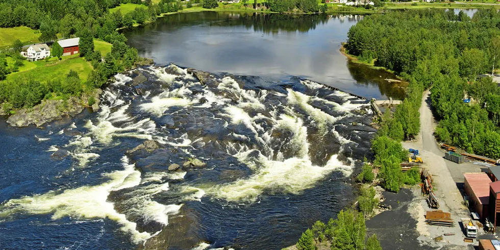Agder Energi har flere kraftstasjoner og damanlegg i Mandals- og Otravassdraget. Ved Fennefossen planlegges nå en utbygging som ligger rett under grensen for innslagspunkt for grunnrentebeskatning.