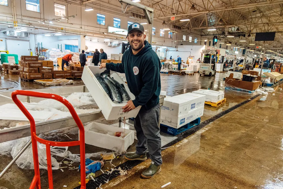 Fiskeselgeren Ryan i Bronx Fulton Fiskemarket selger Norsk fisk fra Lerøy Seafod. USA er blitt stadig mer viktig for nrosk fisk.