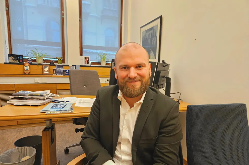 Willfred Nordlund (Sp) leder Stortingets næringskomité. Her på sitt kontor.