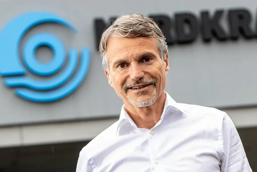Konsernsjef Eirik Frantzen i Nordkraft må forvente at inntektene blir en kvart milliard kroner lavere i år, enn budsjettert. Økonomiproblemene gjør at selskapet kommer til å bryte lånevilkårene over sommeren. Dermed får ikke konsernet utbetalt utbytte uten bankenes godkjenning.