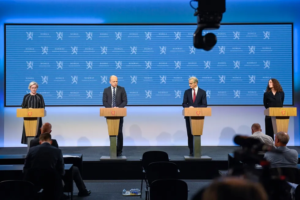 Helseminister Ingvild Kjerkol, finansminister Trygve Slagsvold Vedum, statsminister Jonas Gahr Støre og FHI-direktør Camilla Stoltenberg under regjeringens pressekonferanse om koronasituasjonen i Oslo i Marmorhallen.
