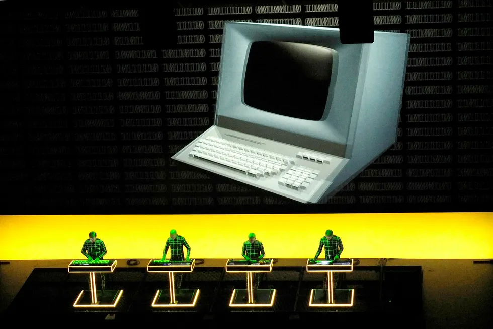 At datanettet skulle overstrømmes av personlige og private lengsler og følelser, var bortimot utenkelig. Det at Kraftwerk sang om sånt bekreftet bare vanlige folks mistanker, perverse tyskere som de var, skriver artikkelforfatteren. Her fra bandets konsert i Oslo i august 2016. Foto: Rune Hellestad/Corbis via Getty Images