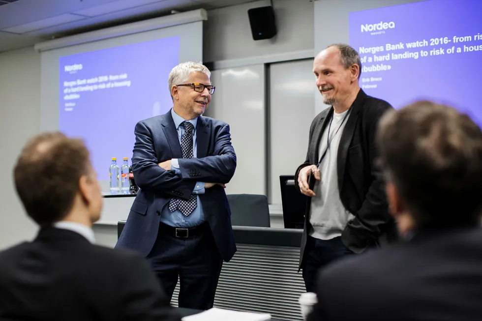 Norges Bank Watch presenterer årets rapport tirsdag. Fra venstre, sjefanalytiker Erik Bruce i Nordea Markets og professor Tommy Sveen ved Handelshøyskolen BI Foto: Per Thrana