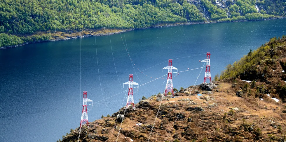 Begrensinger i nettet gjør at det er store prisforskjeller mellom nord og sør i Norge. Bildet viser linjen som krysser Hornindalsvatnet omtrent på grensen mellom Vestland og Møre og Romsdal.