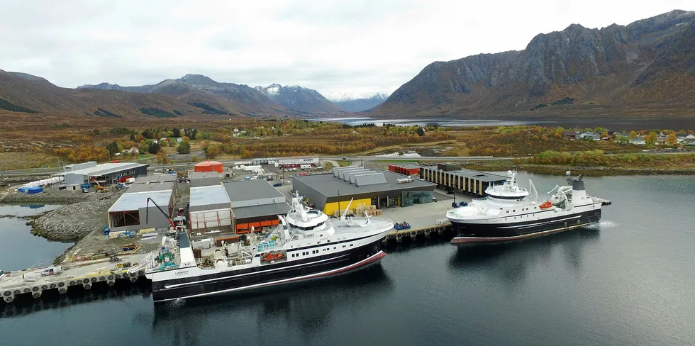 Havbruk og fiskeri omtales av Indeks Nordland som én næring. Bildet viser konsernet Holmøy Maritimes anlegg på Finneset i Sortland kommune. Her ligger datterselskapet og havbruksselskapet Eidsfjord Sjøfarms nye administrasjon og kontrollrom.