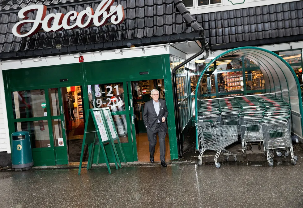 Bent Fuglesang har hatt en rekke ulike posisjoner innen dagligvare, og nå ser han med bekymring på hvordan Norgesgruppen fortsetter å styrke sin posisjon. Her er han ved sin faste butikk Jacobs på Holtet, som er overtatt av Norgesgruppen. Foto: Gunnar Lier