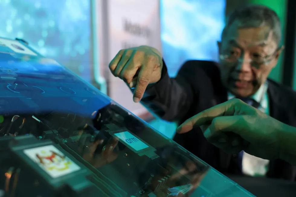 Malaysias statsminister Anwar Ibrahim har inngått en avtale med Arm Holdings i Kuala Lumpur. Målet er at landet skal bli ledende innenfor databrikkedesign og mer enn doble eksporten av halvledere til 3000 milliarder kroner innen fem år.