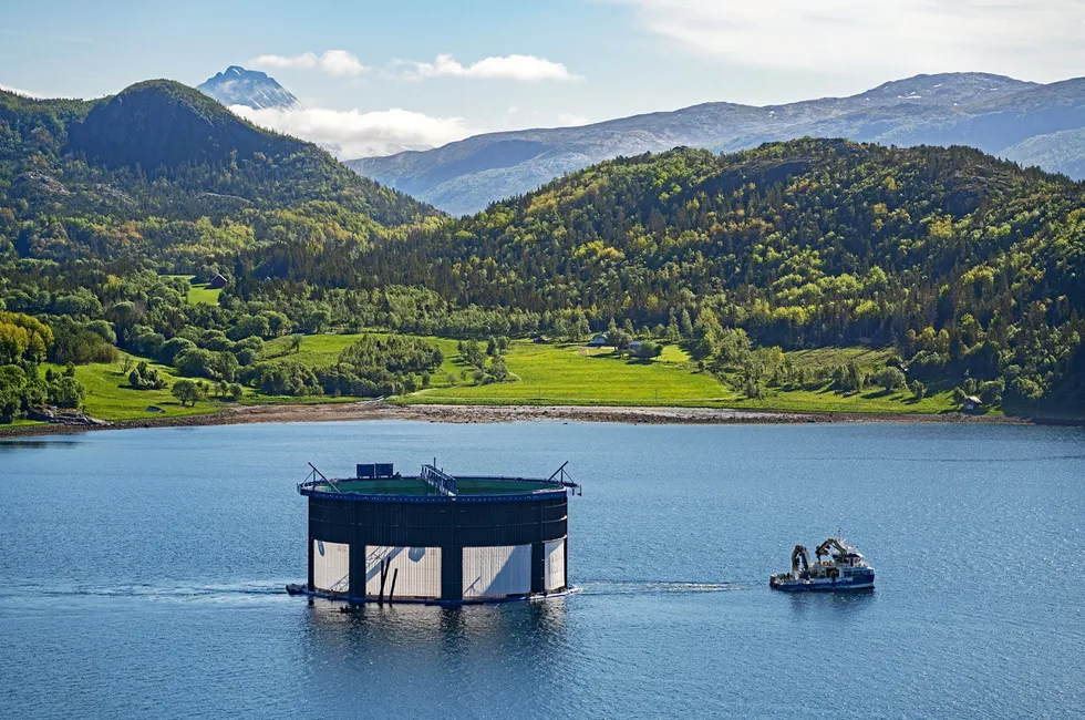 Aquatraz-merden er utviklet av Seafarming Systems. Her på vei ut til en lokalitet.