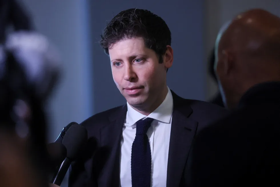 Sam Altman er tilbake som toppsjef for OpenAI, som står bak språkroboten Chat GPT.