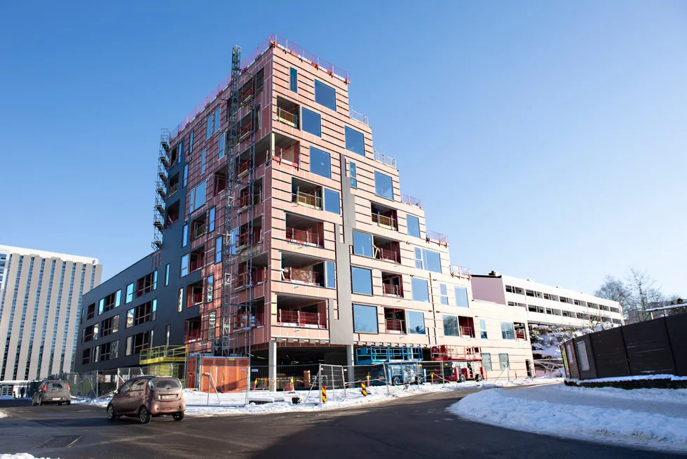 En byggeplass ved Fantoft stasjon i Bergen er stengt etter at flere arbeidere der har fått påvist koronasmitte, noen av dem med den sørafrikanske mutasjonen.