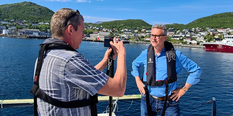 Fiskeri- og havbruksminister Odd Emil Ingebrigtsen (H) intervjues av departementets kommunikasjonssjef Halvard Wensel på Skjervøy