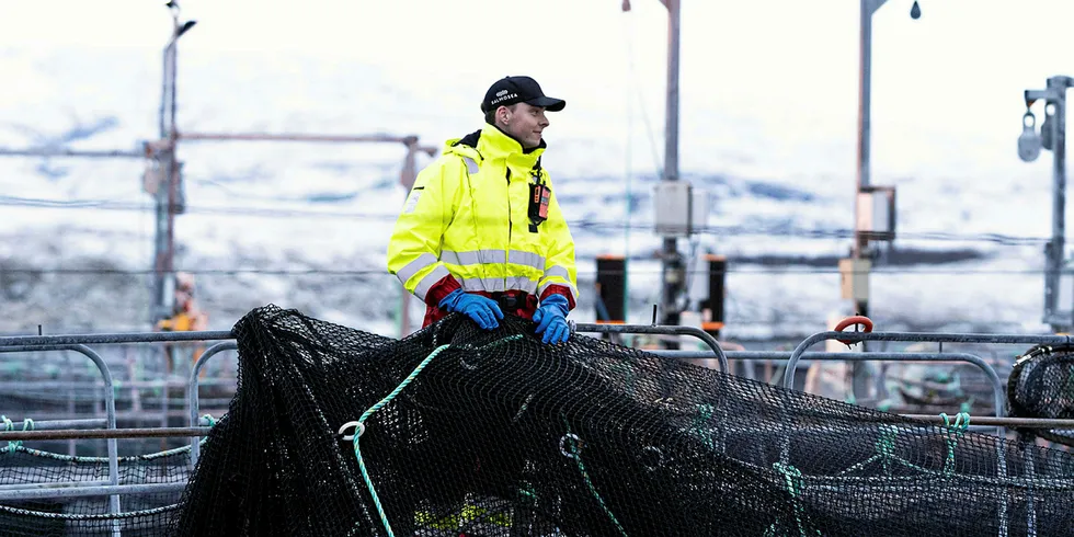 En av Salmosea sine operatører ved ventemerden. Nå skal staben økes.