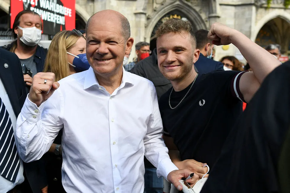 Tysklands finansminister og sosialdemokrat Olaf Scholz drev valgkamp i München lørdag. Han er favoritt til å ta over som ny regjeringssjef og nekter å avskrive regjeringssamarbeid med ytre venstre.