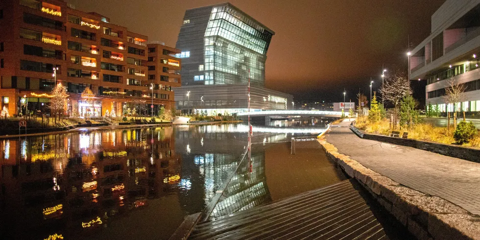 Det er meldt om mye nedbør fremover - blant annet i NO1. Det spiller inn på strømprisen. Her er høy vannstand i Oslo sentrum avbildet ved en tidligere anledning - i januar 2020.