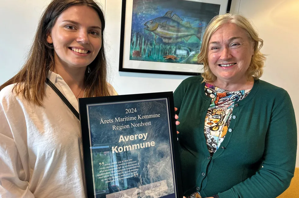 Elise Fiske i Maritimt Forum ga Averøy-ordfører Ingrid Ovidie Rangønes (Ap) diplomet for å være Årets Maritime kommune på Nord-Vestlandet. Nå håper den vesle kommunen å vinne den nasjonale konkurransen.