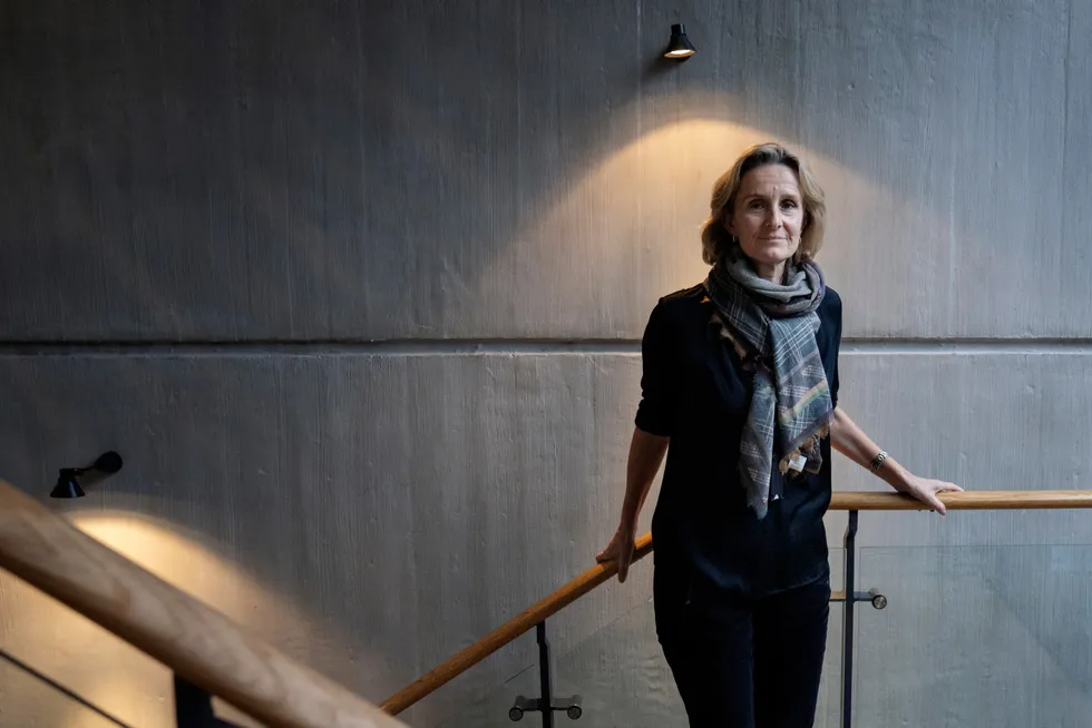 Det er Irene Rummelhoff, konserndirektør for markedsføring, midtstrøm & prosessering hos Equinor, har det øverste ansvaret i Equinor for raffineriet på Mongstad.
