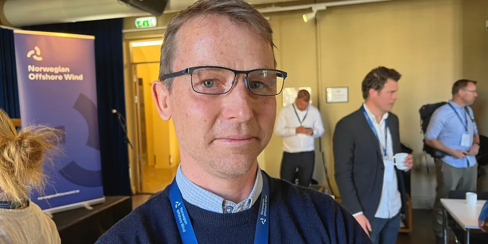 – Det er klart at det blir de samme problemstillingene som gjelder for vindkraft på land. Problemstillingene for landvind smitter over på de kystnære anleggene, mener rapportforfatter Kjetil Mork i Multiconsult.