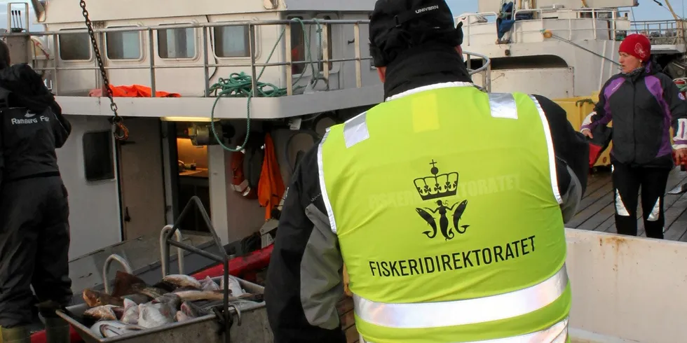 FØLGER MED: Fiskeridirektoratet er på plass og følger med.