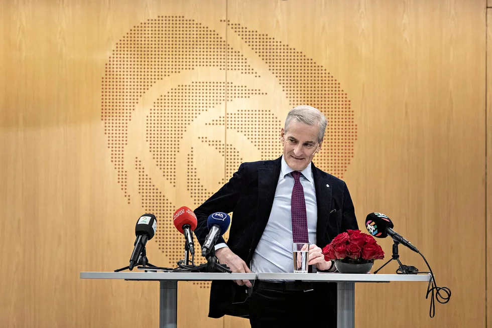 Arbeiderpartiets leder og parlamentariske leder Jonas Gahr Støre møter ikke på møtene i Stortingets utenriks- og forsvarskomité. Betyr det at han sluntrer unna?