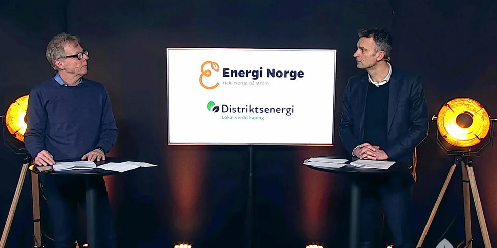 Knut og Knut i samtale med hverandre da Trygg strømhandel ble lansert onsdag. Lockert til venstre leder Distriktsenergi, mens Kroepelien til høyre er sjef i Energi Norge.