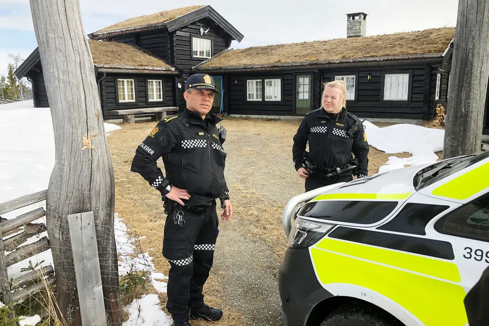 En lokal politipatrulje var en kort periode på plass på hytta til Tom Hagen på Kvitfjell i april.