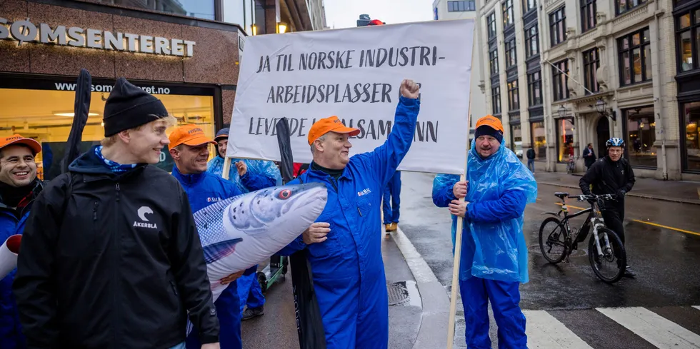 Hans Stølan fikk med seg fire busser fra Hitra og Frøya til Oslo i november for å demonstrere mot grunnrenteskatten. I tillegg kom det folk fra en rekke andre steder i landet.