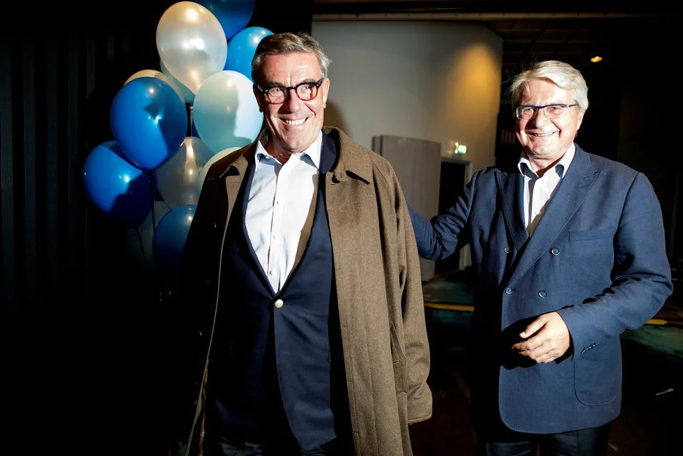 Stein Erik Hagen (til venstre) er styreleder og største aksjonær i Orkla. Nå kan han se frem til en større kontantutbetaling etter at Norsk Hydro har betalt for å overta hele Sapa. Her avbildet med Fabian Stang på Høyres valgvake på SAS-hotellet på Holbergs plass 11. september. Foto: Ida von Hanno Bast