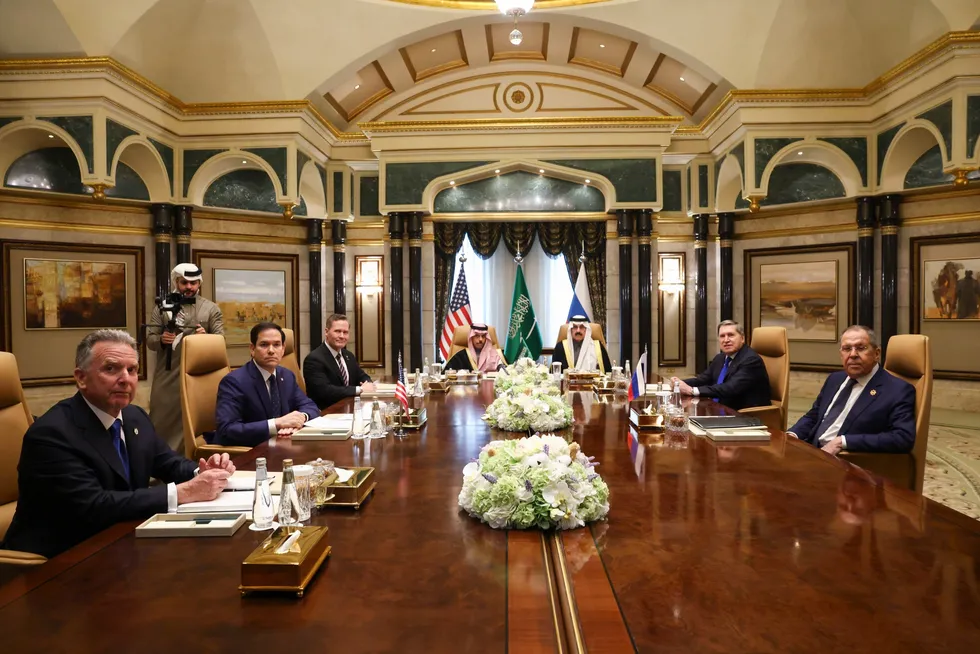 USAs utenriksminister Marco Rubio med sikkerhetsrådgiver Mike Waltz på sin høyre side og Midtøsten-utsending Steve Witkoff på sin venstre under møtet med Russlands utenriksminister Sergej Lavrov og hans delegasjon i Riyadh tirsdag.