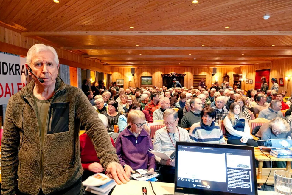 Vindkraft-motstanderne Motvind Norge ledes av styreleder John Fiskvik (foran). Nå krangler moderorganisasjonen med regionlaget Motvind Nord så busta fyker. Bildet er tatt i forbindelse med et folkemøte på Toftemo.