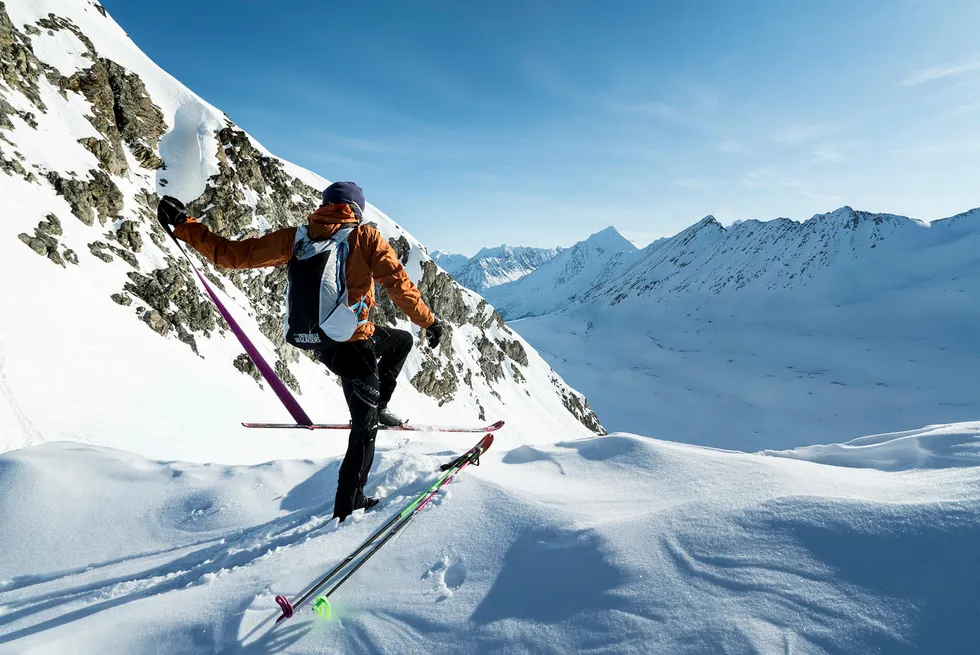 Vegard Rye krysset denne våren Lyngen på ski, til fots og i våtdrakt alene fra sør til nord. Han er ikke alene om å gjøre rekordforsøk i norske fjell for tiden. Foto: Nicolai Schirmer