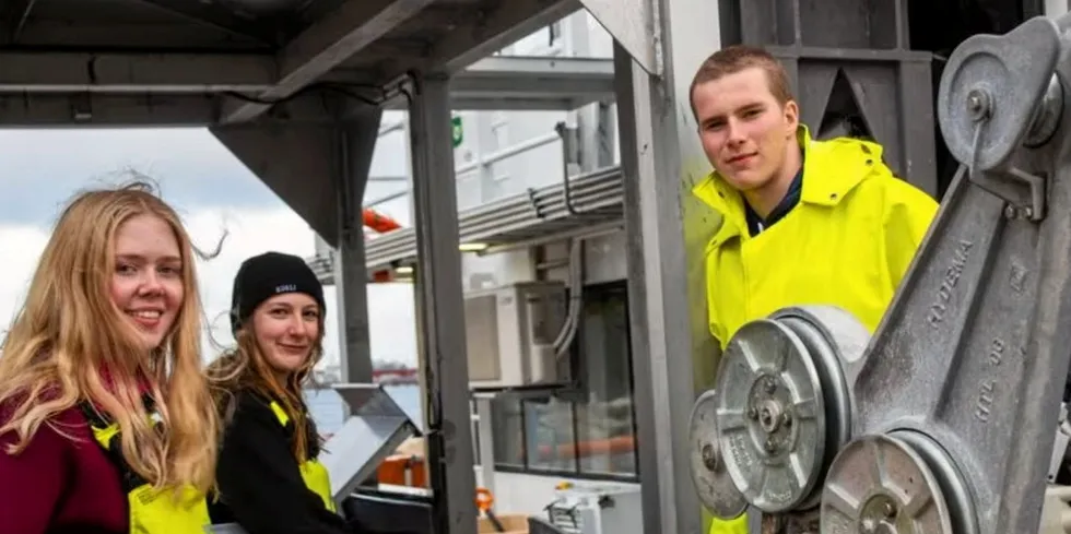 Mathea Arntsen, Jenny Nubdal og Halvard Lien på fiske og fangst-linja ved Guri Kunna vgs. Her om bord skolebåten «Fru Inger». Bildet er tatt ved en tidligere anledning.