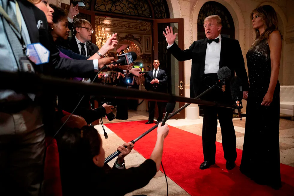 USAs president Donald Trump og førstedame Melania Trump møter pressen på hotellet Mar-a-Lago før nyttårsfeiring.