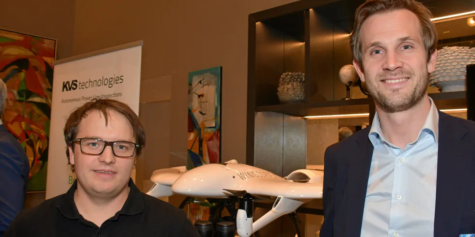 KVS-sjef og -gründer Cato Vevatne (til høyre) og kollega Stian Wangberg Helgesen viste fram droneteknolologien på Nettkonferansen i Trondheim i 2019.