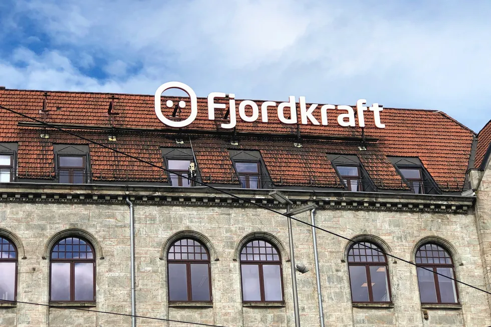 Fjordkraft-logoen på et tak i Oslo sentrum.