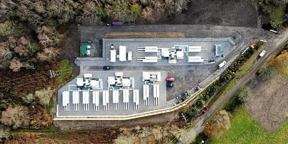 Batteriparken Blandford Road sør i Storbritannia er den første kommersielle batteriparken Equinor er involvert i. Equinor eier batteriet, som er utviklet av selskapet Noriker Power, der Equinor har en 45 prosent eierandel.
