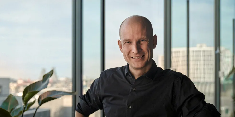 Tibber-sjef Edgeir Aksnes sier at de ikke skal innføre forskuddsfakturering igjen.
