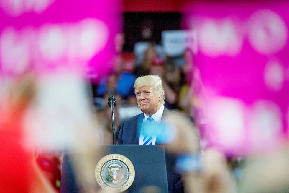 President Donald Trump kommenterte ikke den dramatiske juridiske utviklingen på folkemøtet i Charleston tirsdag kveld. Men han understreker i en kommentar til pressekorpset at Paul Manafort er en bra mann, og at det er veldig uheldig det som har skjedd.