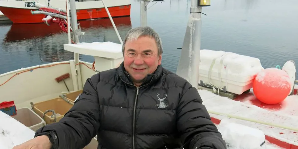 FISKARBONDEN: Otto Svendsen i Kokelv er fiskarbonden med en fot innenfor fiske, lakseoppdrett og landbruk.Foto: Agnar Berg