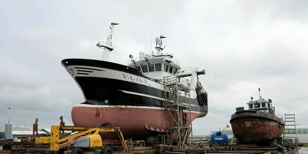 På slip: «Tempo» bygget ved Vestværftet i 2014, på slip ved Thyborøn Skibs and Moto for klassing og bunnsmøring, samtidig som de tok service på alt av hydraulikkslanger og det elektriske.Foto: Nils Torsvik