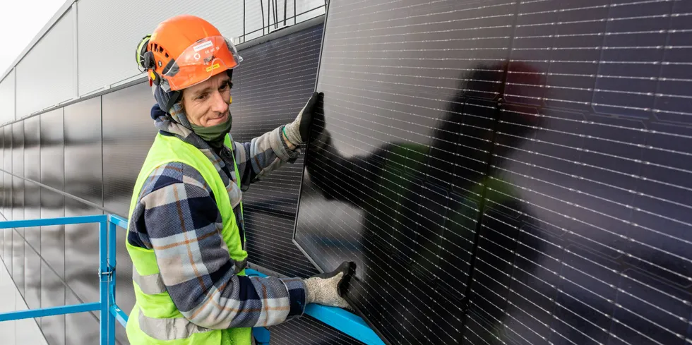 Selv om interessen har økt, kan det se ut til at kapasiteten for å installere nye anlegg har nådd en topp for Norge. Bildet er fra montering av solceller på bygget til PetXL tidligere i år.