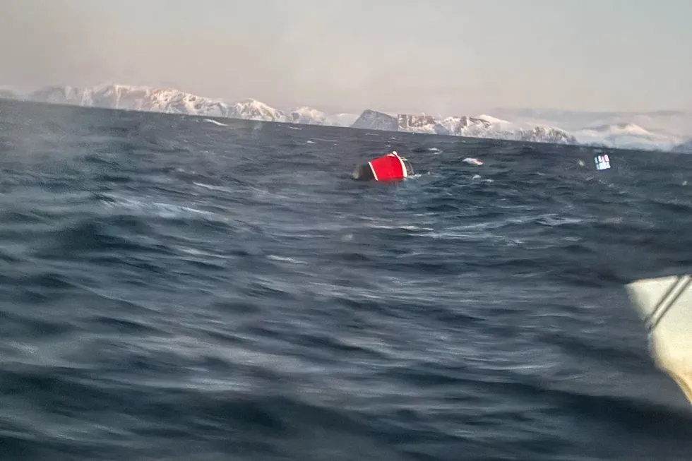 To fiskere ble reddet av et redningshelikopter som øvde bare minutter unna da en sjark forliste utenfor Sørøya søndag.